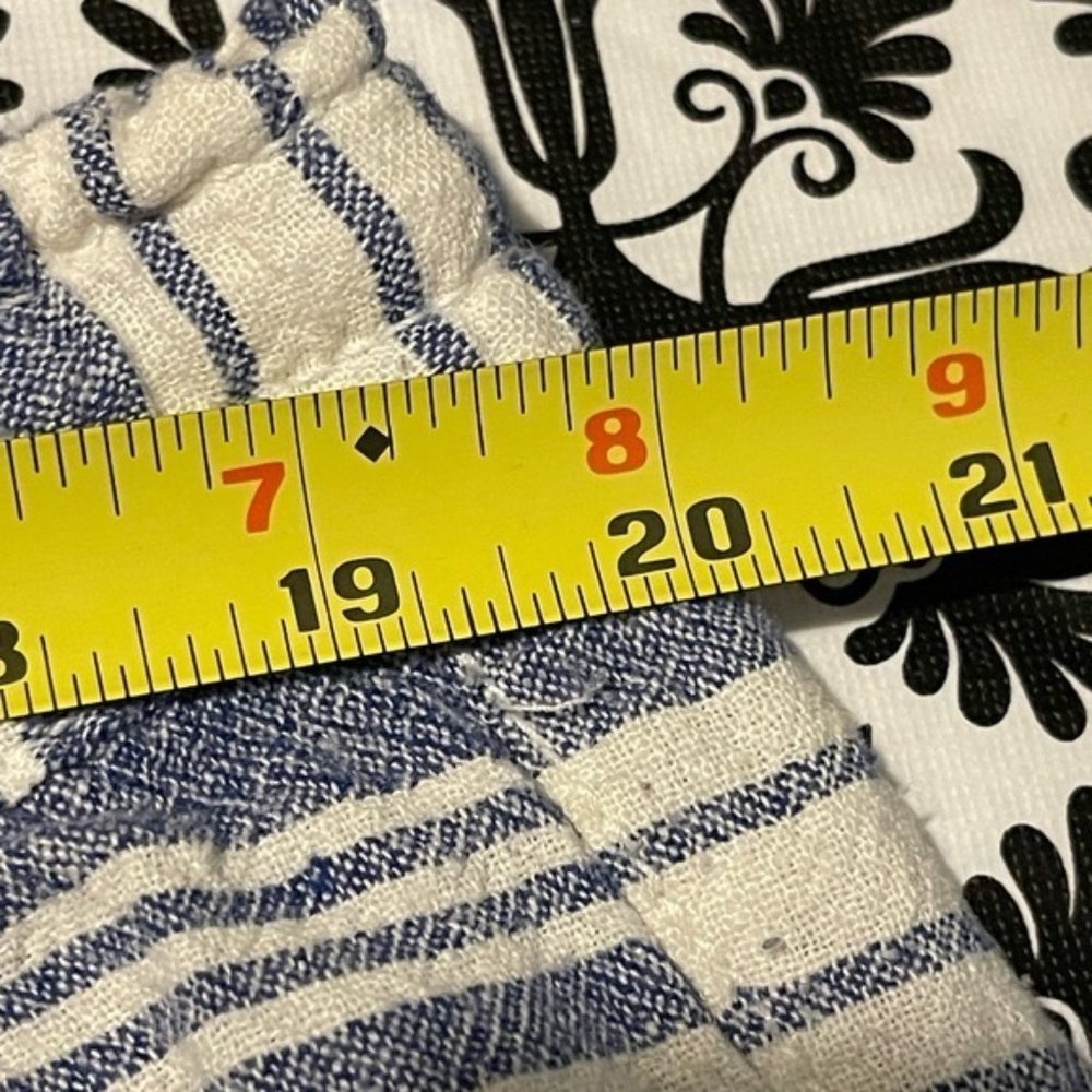 Old Navy - linen blend blue / white stripe Capri pants - Picture 6 of 6